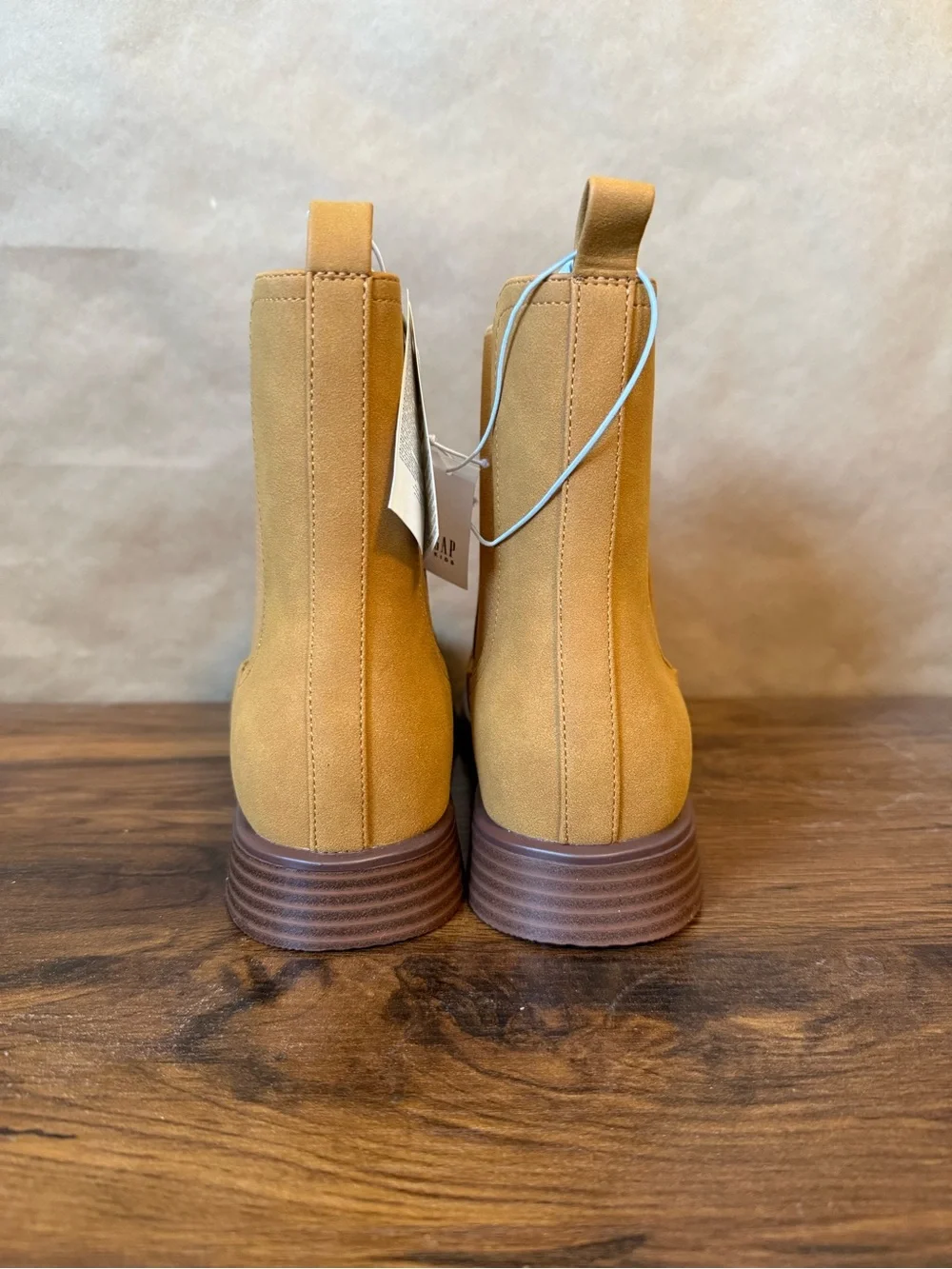 NWT Girls Vegan Leather Chelsea Boots in Brown - size 4